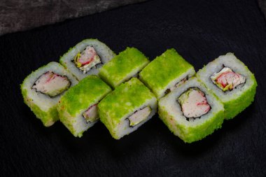 Karides ile Japon geleneksel rulo