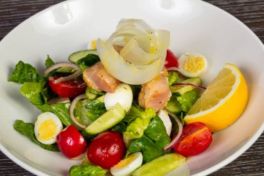 Yumurta, limon ve sebze ile sağlıklı ton balıklı salata