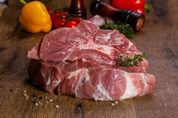 Ahşap zemin üzerinde çiğ domuz eti