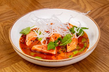 Tataki somon sos ve otlar ile