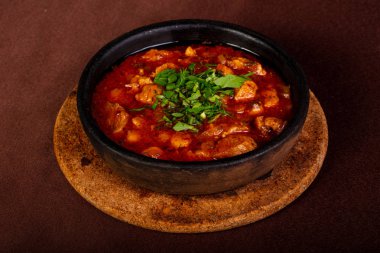 Tavada domates soslu domuz eti