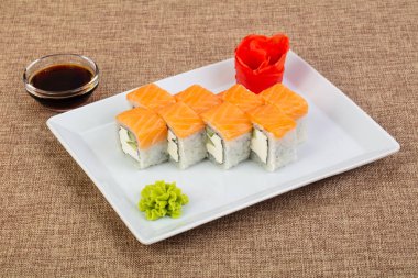 Somon ve yumuşak peynir rulo