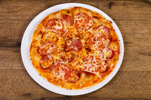 Pepperoni Pizza Med Korv Och Ost — Stockfoto