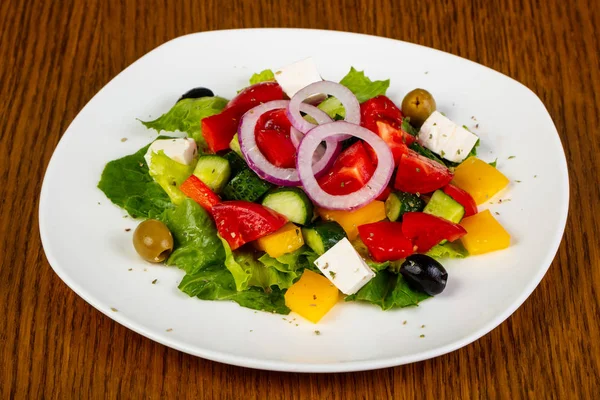 Beyaz Peynirli Geleneksel Yunan Salatası — Stok fotoğraf