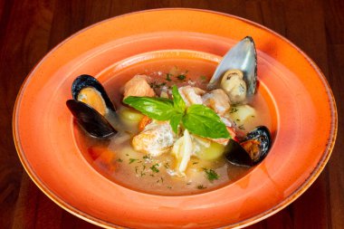 Fesleğen yaprakları ile deniz mahsulleri çorbası