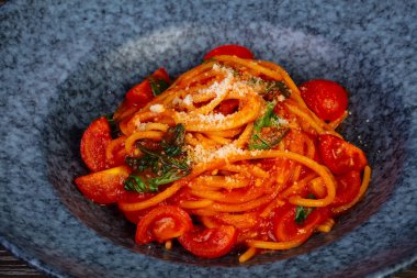 Kırmızı spagetti domates, tuz ve fesleğen ile