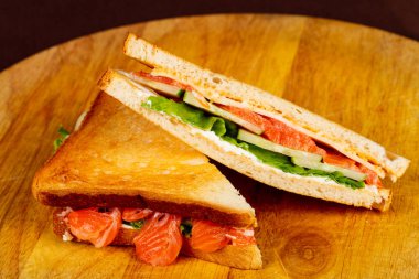 Club sandviç somon ve salata ile