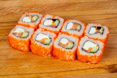 Somon ve yumuşak peynir rulo