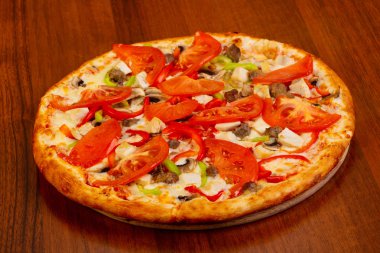 Tavuk ve mantar tahta üzerinde pizza