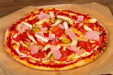 jambon ve domates pizza
