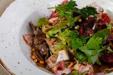 Sıcak Salata tavuk karaciğer ile