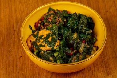 Mercimek ve pesto salatası