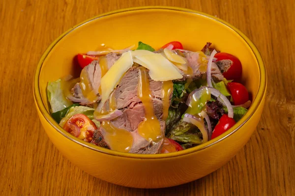 Roastbeef と野菜のサラダ — ストック写真