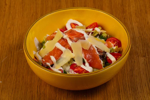 Salat Mit Lachs Und Parmesan — Stockfoto