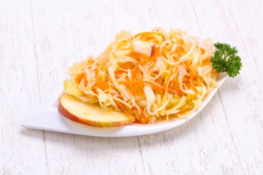 Kabın içinde geleneksel fermente lahana lahana turşusu