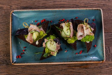 Kırmızı biber et ve cucucmber ile tapas hizmet