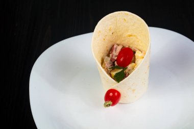 Salata tavuk ile ekmek şal