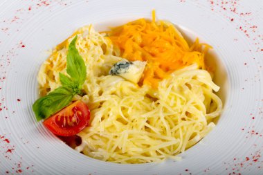 Makarna dört peynir fesleğen hizmet