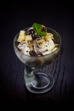 Apple ve nane ile lezzetli dondurma