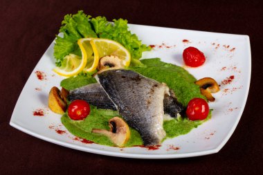 Buğulanmış Dorada balık fileto sos ile