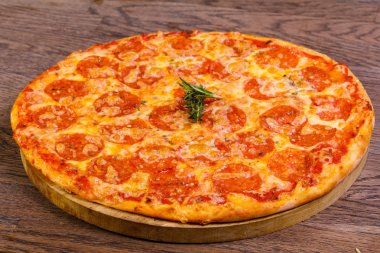 Sıcak Pepperoni pizza peyniri ve domates ile