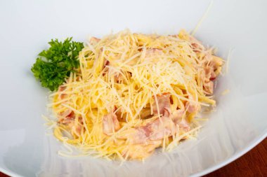 Jambon ve peynir ile lezzetli carbonara makarna