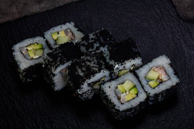 Karides ile Japon geleneksel rulo