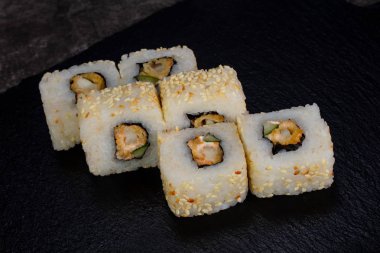 Karides ile Japon geleneksel rulo