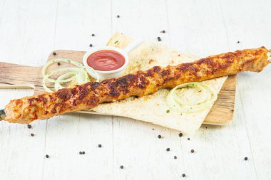 Izgara kıyılmış tavuk sosu ve soğan kebabı