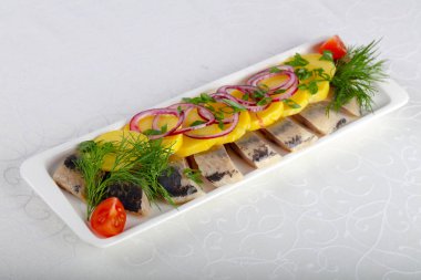 Ringa balığı filetosu genç patates ve soğan ile
