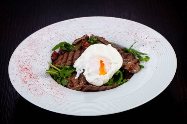 Haşlanmış yumurta salatası lezzetli sığır eti kesmek