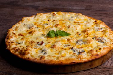 Fesleğen servis dört peynirli pizza