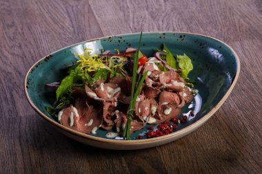 Biftek salata sosu ve soğan ile