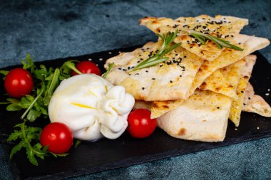 Genç burrata peynir focaccia ekmek ile