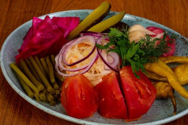 Gürcü Turşu sebze sarımsak ve lahana ile