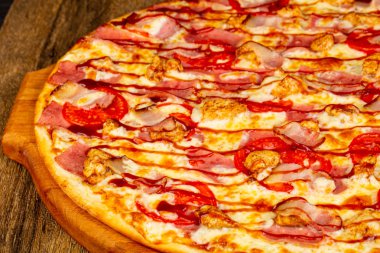 Sosis ve peynir pizza