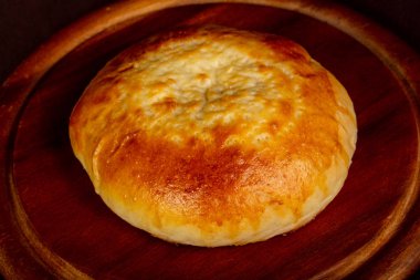 Lepeshka ahşap üzerine peynir ile