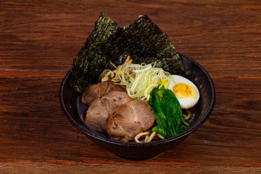 Sığır eti ve yumurta çorba ramen