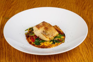 Baharat ile kavrulmuş balık halibut
