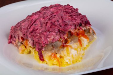 Rus salatası ringa balığı, patates ve kırmızı pancar 