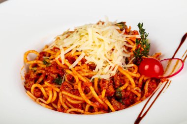 Kıyılmış et ile Bolognese makarna