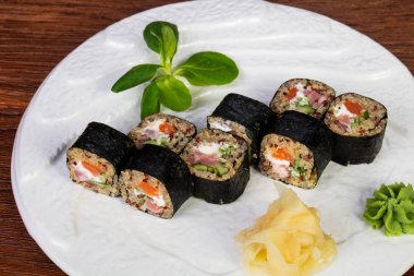 Japonca soğuk rulo kinoa ve somon ile