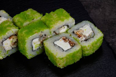 Yılan balığı ile Japon geleneksel rulo