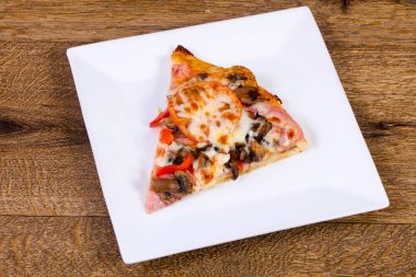 Jambonlu ve peynirli pizza