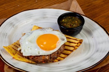 Dana pirzola yumurta ve sos ile