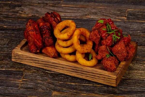 Tavuk kanatları, bacak ve soğan plakası kızart