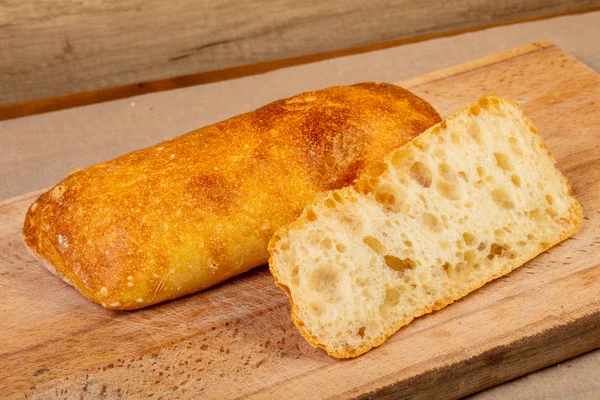 木製の背景の上のイタリアのチャバタのパン — ストック写真