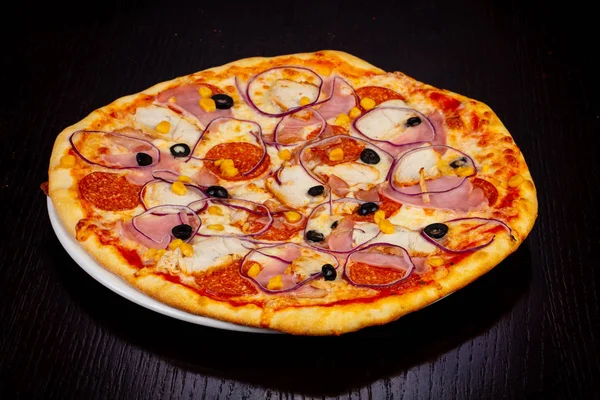 Lezzetli et pasta pizza salam, jambon ve soğan ile