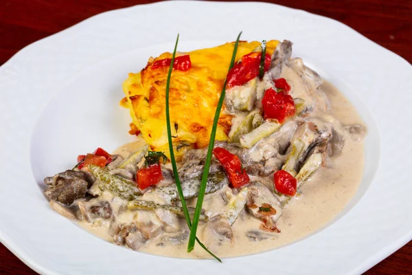 Beefstroganoff Met Gepekelde Komkommers Geserveerd Groene — Stockfoto