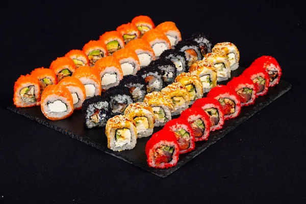 Japonca set balık ve pirinç ile rulo